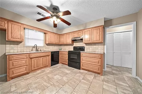 Kitchen - 3605 S 95th Cir, Fort Smith, AR 72903 photo 2 of 5