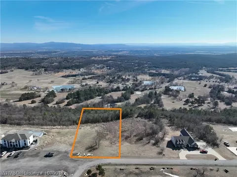 001 Clubhouse Ln, Wister, OK 74966