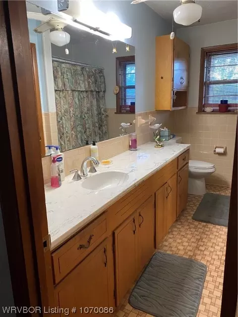 Bath - 202 Cloos Circle Dr, Ozark, AR 72949 photo 1 of 4