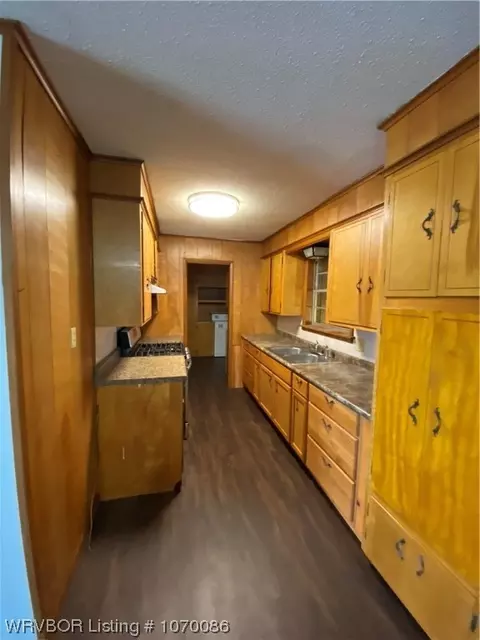 Kitchen - 202 Cloos Circle Dr, Ozark, AR 72949 photo 3 of 5