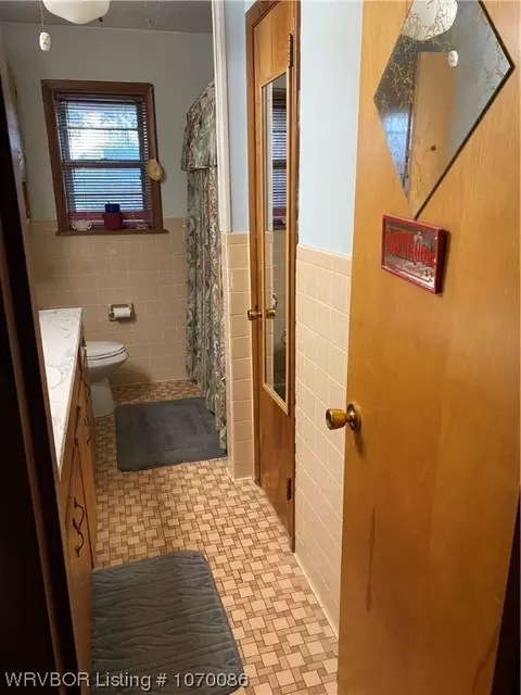 Bath - 202 Cloos Circle Dr, Ozark, AR 72949 photo 2 of 4