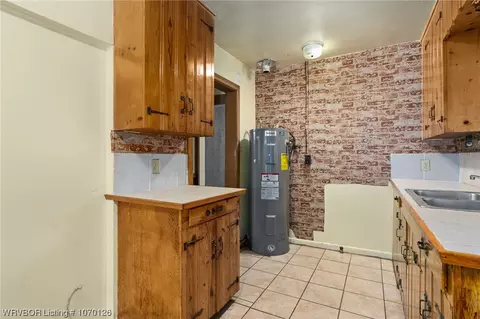 Kitchen - 2801 Tulsa St, Fort Smith, AR 72901 photo 2 of 2