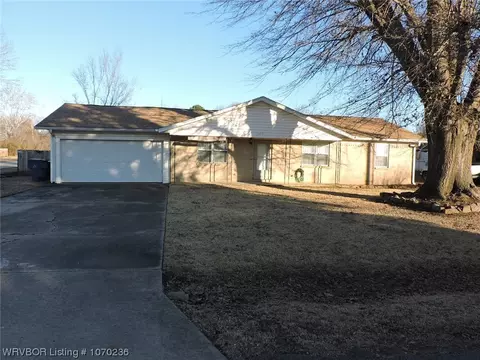 7423 Martin Dr, Fort Smith, AR 72908