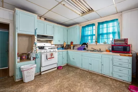 Kitchen - 415 17th St, Fort Smith, AR 72901 photo 1 of 3