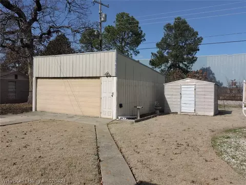 Exterior - 1611 Magnolia Dr, Fort Smith, AR 72908 photo 4 of 7