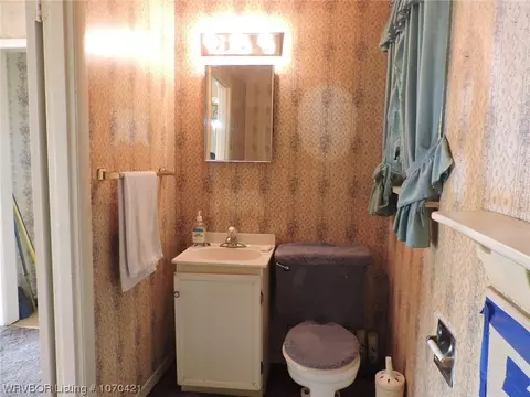 Bath - 1611 Magnolia Dr, Fort Smith, AR 72908 photo 1 of 2