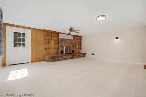 Living - 712 N 3rd St, Ozark, AR 72949 photo 2 of 3