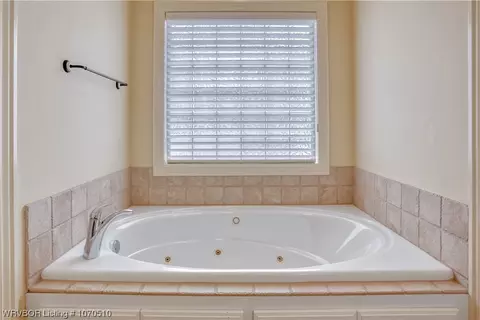 Bath - 4002 Logan Ln, Fort Smith, AR 72903 photo 3 of 7