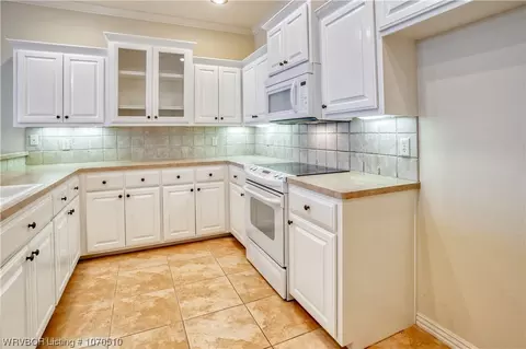 Kitchen - 4002 Logan Ln, Fort Smith, AR 72903 photo 3 of 5
