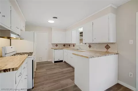 Kitchen - 2615 Memphis St, Fort Smith, AR 72901 photo 2 of 5