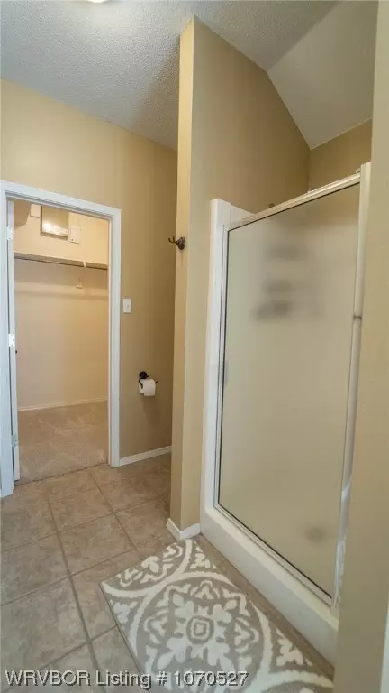 Bath - 6108 Sandy Parker Ct, Fort Smith, AR 72916 photo 3 of 5