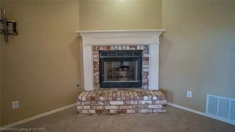 Living - 6108 Sandy Parker Ct, Fort Smith, AR 72916 photo 1 of 3