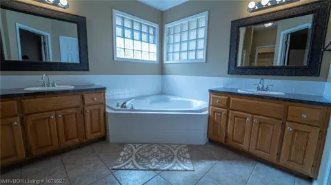 Bath - 6108 Sandy Parker Ct, Fort Smith, AR 72916 photo 1 of 5
