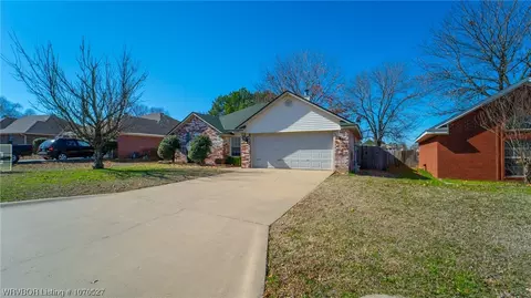 Exterior - 6108 Sandy Parker Ct, Fort Smith, AR 72916 photo 6 of 9