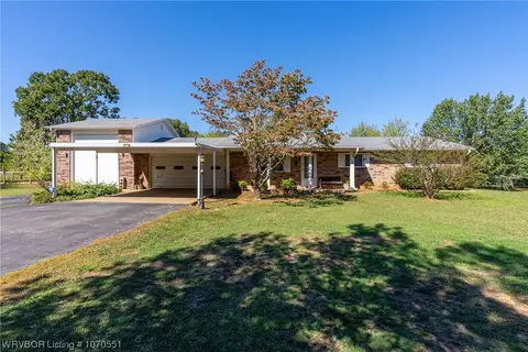 568 Country Villa Ln, Booneville, AR 72927