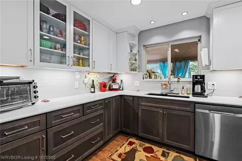 Kitchen - 10728 Hunters Point Rd, Fort Smith, AR 72903 photo 4 of 7