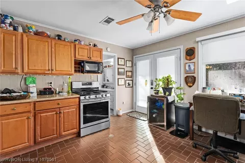 Kitchen - 10728 Hunters Point Rd, Fort Smith, AR 72903 photo 7 of 7