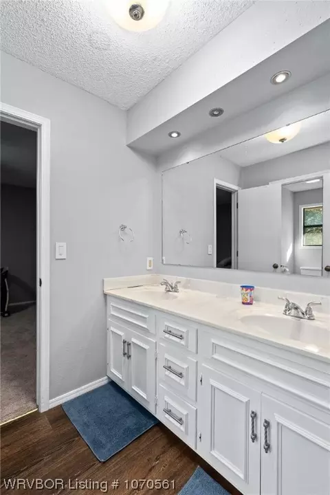 Bath - 10728 Hunters Point Rd, Fort Smith, AR 72903 photo 4 of 7