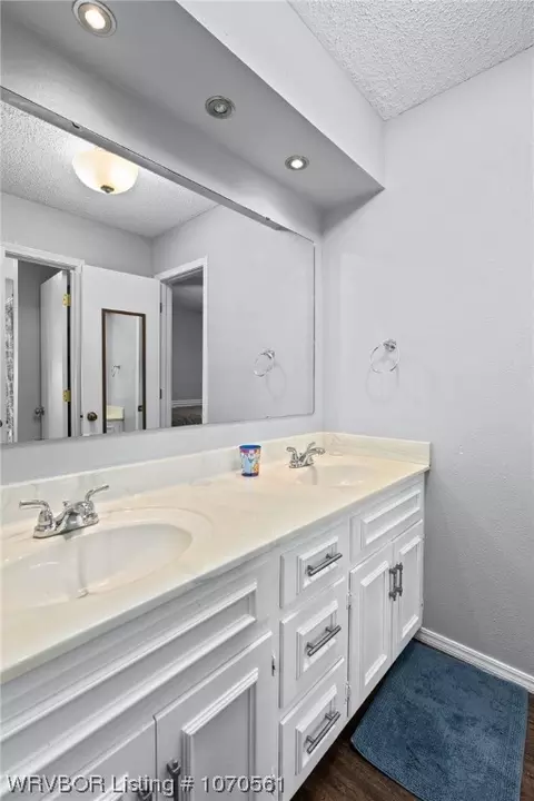 Bath - 10728 Hunters Point Rd, Fort Smith, AR 72903 photo 3 of 7