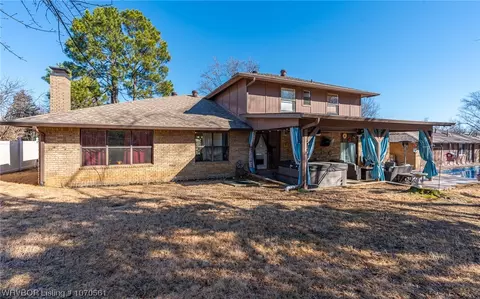 Exterior - 10728 Hunters Point Rd, Fort Smith, AR 72903 photo 3 of 11