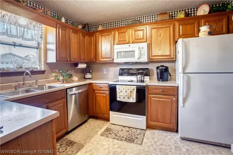 Kitchen - 12300 Tennessee Cir, Fort Smith, AR 72916 photo 3 of 4