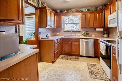 Kitchen - 12300 Tennessee Cir, Fort Smith, AR 72916 photo 1 of 4