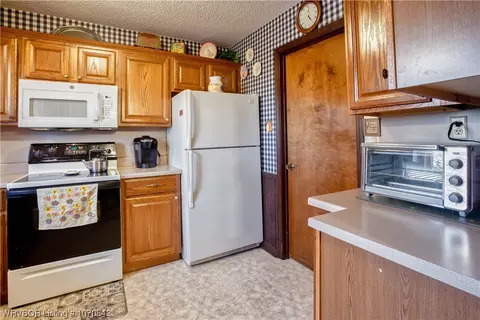 Kitchen - 12300 Tennessee Cir, Fort Smith, AR 72916 photo 2 of 4