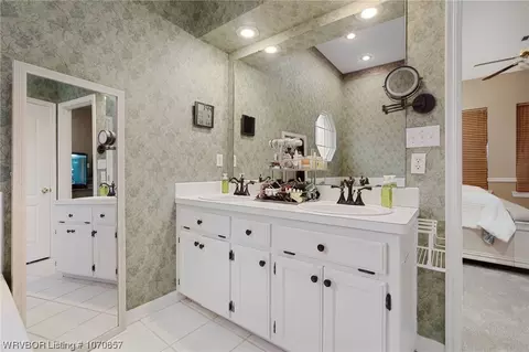 Bath - 810 Karry Ln, Fort Smith, AR 72916 photo 2 of 5