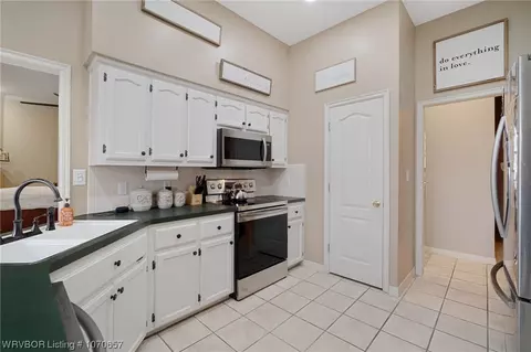 Kitchen - 810 Karry Ln, Fort Smith, AR 72916 photo 3 of 4