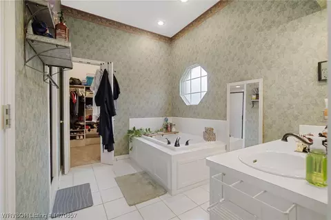 Bath - 810 Karry Ln, Fort Smith, AR 72916 photo 1 of 5