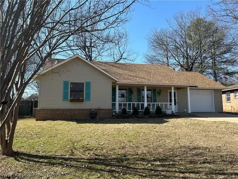 1305 N 26th St, Van Buren, AR 72956