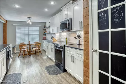 Kitchen - 6506 Huntington Ct, Fort Smith, AR 72916 photo 4 of 5