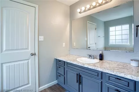Bath - 6506 Huntington Ct, Fort Smith, AR 72916 photo 2 of 5