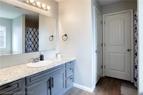 Bath - 6506 Huntington Ct, Fort Smith, AR 72916 photo 1 of 5