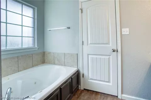 Bath - 6506 Huntington Ct, Fort Smith, AR 72916 photo 3 of 5