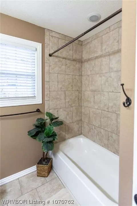 Bath - 6223 Gordon Ln, Fort Smith, AR 72903 photo 2 of 6