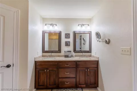 Bath - 6223 Gordon Ln, Fort Smith, AR 72903 photo 6 of 6