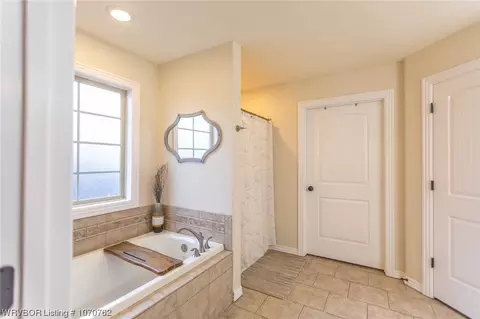 Bath - 6223 Gordon Ln, Fort Smith, AR 72903 photo 3 of 6