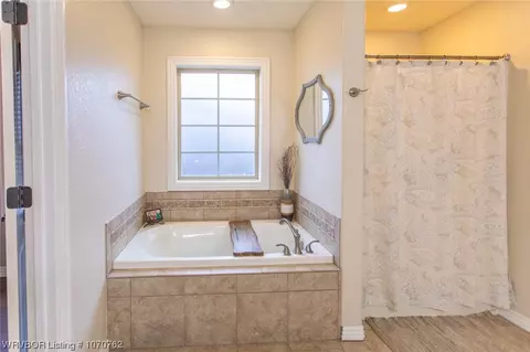Bath - 6223 Gordon Ln, Fort Smith, AR 72903 photo 5 of 6