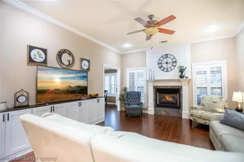 Living - 6223 Gordon Ln, Fort Smith, AR 72903 photo 2 of 7
