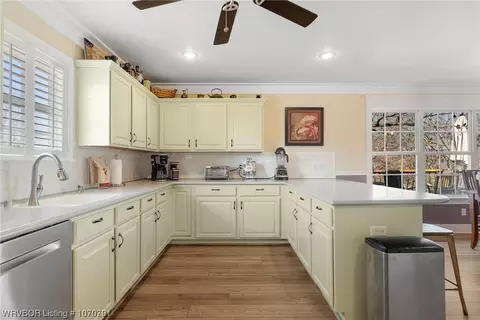 Kitchen - 5201 Twin Hills Dr, Fort Smith, AR 72916 photo 4 of 5