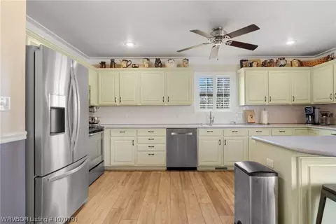 Kitchen - 5201 Twin Hills Dr, Fort Smith, AR 72916 photo 3 of 5