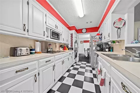 Kitchen - 2805 River Ridge Cir, Fort Smith, AR 72903 photo 2 of 2