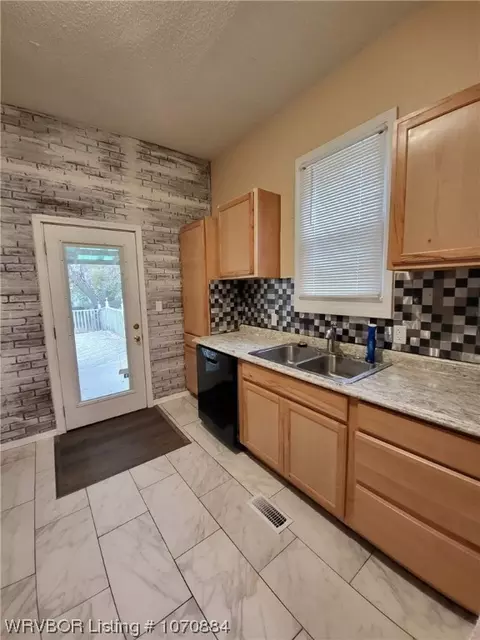Kitchen - 811 S 18th St, Fort Smith, AR 72901 photo 1 of 3