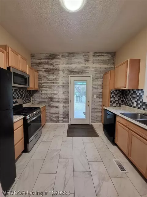 Kitchen - 811 S 18th St, Fort Smith, AR 72901 photo 2 of 3