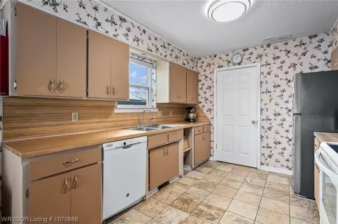 Kitchen - 9111 Timberlyn Way, Fort Smith, AR 72903 photo 3 of 3