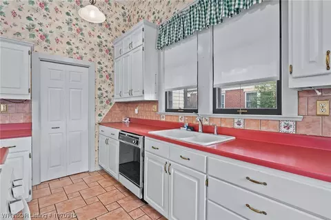 Kitchen - 2819 Kinkead Ave, Fort Smith, AR 72901 photo 3 of 5