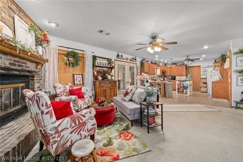 Living - 1312 Meadow Ln, Fort Smith, AR 72908 photo 4 of 8