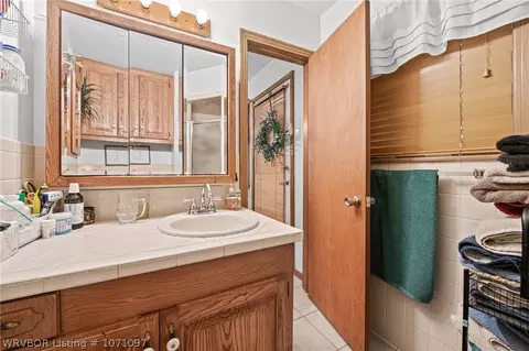 Bath - 1312 Meadow Ln, Fort Smith, AR 72908 photo 2 of 3