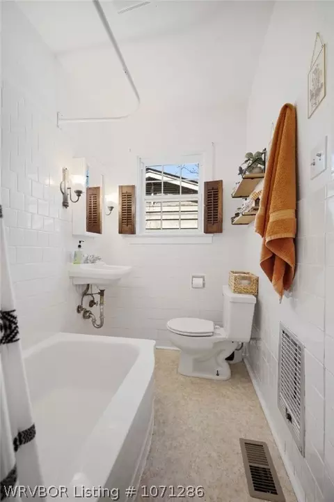 Bath - 2104 S R St, Fort Smith, AR 72901 photo 2 of 5